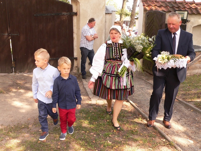 Uroczystość 50-lecia koronacji obrazu MB Świętorodzinnej w Studziannie