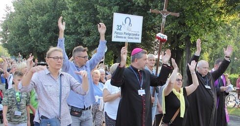 Z pątnikami krótki odcinek przeszedł także bp Wojciech Osial