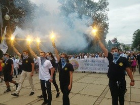 Tak salezjańska grupa młodzieżowa wchodziła na Jasną Górę.