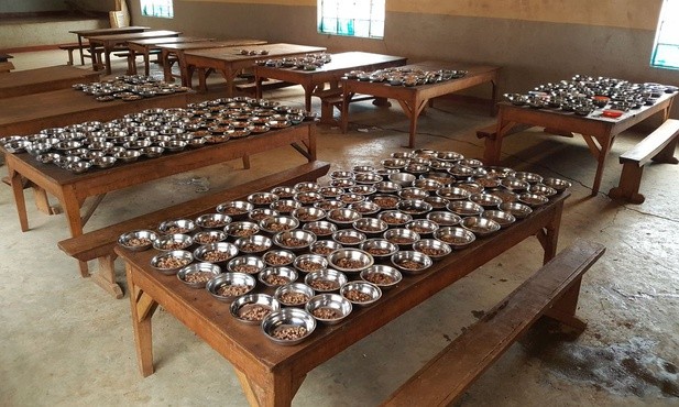 To niezmienny, codzienny posiłek kenijskich uczniów w szkole
