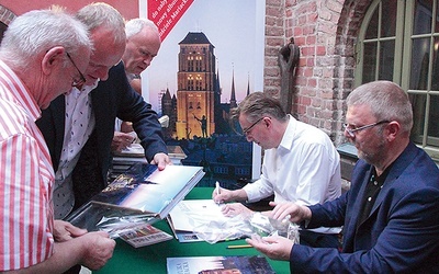 	– Tekst wywołuje zachwyt, a dzięki fotografiom możemy zobaczyć szczegóły, których na co dzień nie da się zauważyć – zaznacza ks. Bradtke.