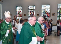 Bp Edward Dajczak pobłogosławił nowe witraże 10 sierpnia.