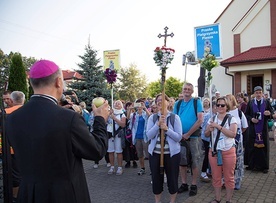 W miejscowości Nowa Wieś z pątnikami spotkał się bp Marek Solarczyk.