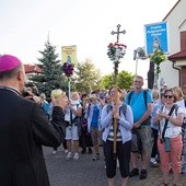 W miejscowości Nowa Wieś z pątnikami spotkał się bp Marek Solarczyk.