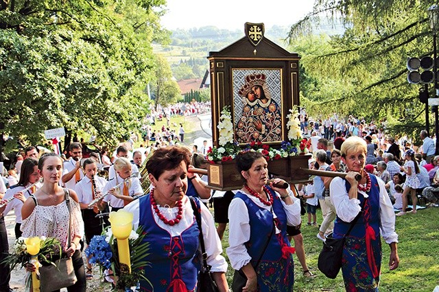 Uczestnicy odpustowych procesji – od dzieci i młodzieży zaczynając, a na seniorach kończąc – zgodnie zapewniają, że Maryja jest Królową ich życia.