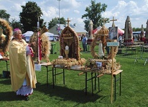 ▲	Wieńce poświęcił bp Edward Białogłowski.