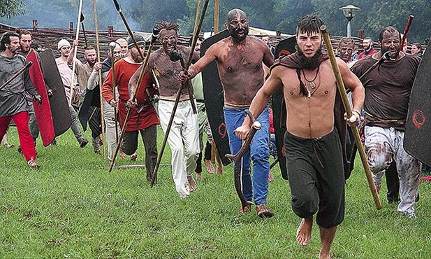 Wojownicy plemion barbarzyńskich szykujący się do walki.