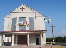 ▲	Kościół parafialny – zbudowany dzięki niezłomnej postawie parafian.