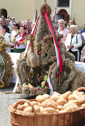 Rolnicy z pełną świadomością i zaufaniem dziękowali podczas Mszy św. pod przewodnictwem bp. Marka Mendyka za Boże błogosławieństwo i wsparcie, podkreślając, że najświętszym darem, jaki pozostawił Kościołowi Chrystus, jest Eucharystia.