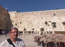 Sebastian Górski przy Ścianie Płaczu w Jerozolimie.