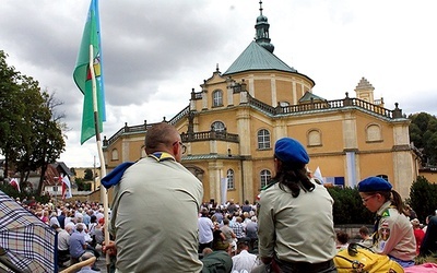 Pod bazyliką w Wambierzycach zgromadziły się tłumy.