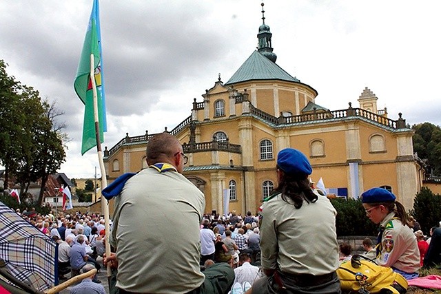 Pod bazyliką w Wambierzycach zgromadziły się tłumy.