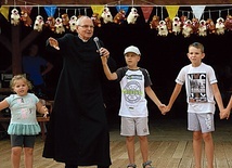 Biskup wspólnie z dziećmi bawił się i tańczył.