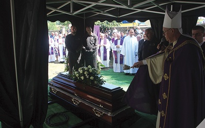 Uroczystościom pogrzebowym przewodniczył bp Zbigniew Kiernikowski.