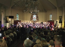 Przepiękne wykonanie to zasługa ochotników kochających muzykę klasyczną.