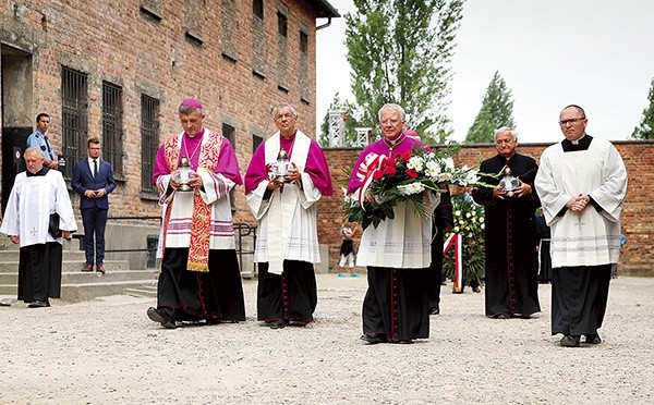 Przed Ścianą Śmierci (od prawej): abp Marek Jędraszewski, abp Ludwig Schick i bp Roman Pindel.