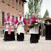 Przed Ścianą Śmierci (od prawej): abp Marek Jędraszewski, abp Ludwig Schick i bp Roman Pindel.