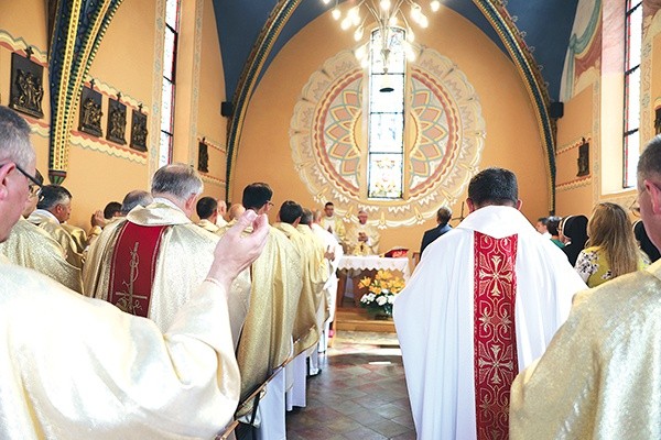 Msza św. w odnowionej gotyckiej kaplicy jackowej.