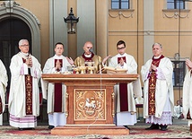 Każdego roku, 15 sierpnia, przybywają do Rud pasterze trzech diecezji.