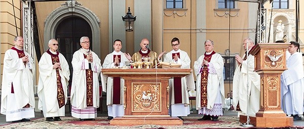 Każdego roku, 15 sierpnia, przybywają do Rud pasterze trzech diecezji.