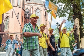 Wyjście grup spod katedry i pierwsze metry  na pielgrzymim szlaku.