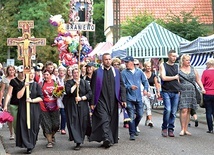 Od wielu lat w ten dzień z Braniewa do Fromborka wyrusza pielgrzymka piesza.