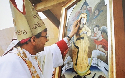 Biskup Życiński koronuje MB Pasierbiecką.