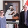 Amelia Waszkiewicz i ks. Grzegorz Rafiński prezentują portret o. Rowedera, który w oryginale znaleźć można w oliwskiej świątyni