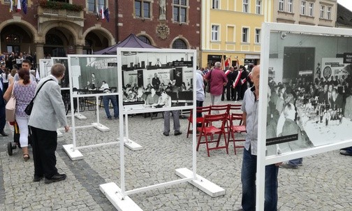 wystawa rocznicowa na tarnogórskim Rynku