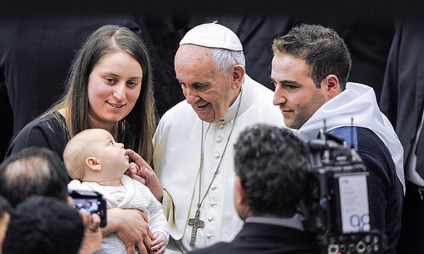 Każda rodzina jest sanktuarium życia, bo rodzice, przekazując życie dzieciom, stają się współpracownikami Pana Boga – naucza Ojciec Święty Franciszek.