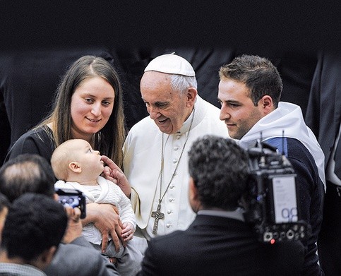 Każda rodzina jest sanktuarium życia, bo rodzice, przekazując życie dzieciom, stają się współpracownikami Pana Boga – naucza Ojciec Święty Franciszek.