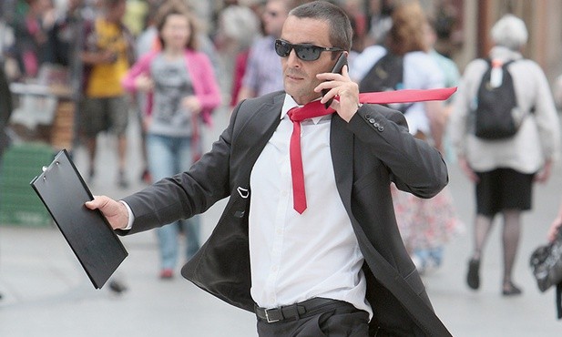 Prowadzone od wielu lat badania nie potwierdzają zwiększonego ryzyka występowania nowotworów u osób korzystających z telefonów komórkowych.