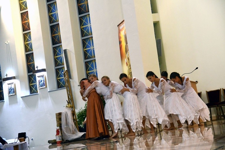 Holy Dance w Pile
