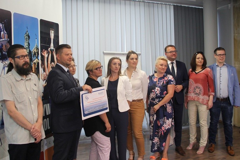 Radosław Witkowski (trzeci od prawej) i Jerzy Zawodnik (trzyma wzór Karty N) z przedstawicielami organizacji pozarządowych i rodziców osób niepełnosprawnych