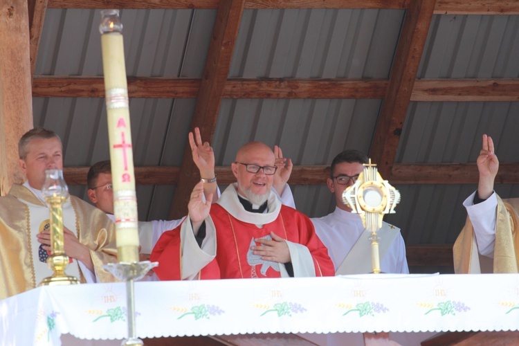 Trzebniów, Msza św. dla części A i B