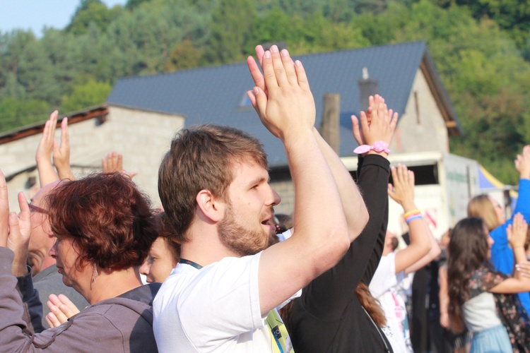 Trzebniów, Msza św. dla części A i B