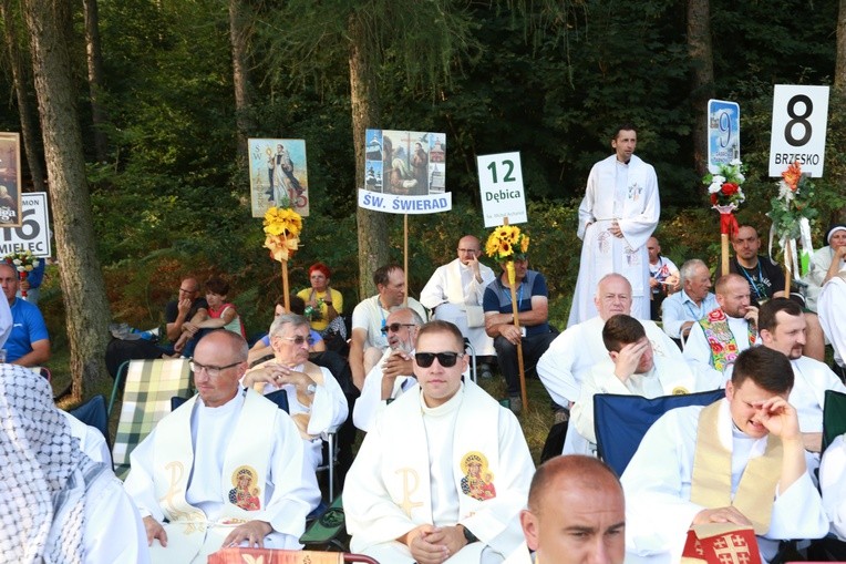 Trzebniów, Msza św. dla części A i B