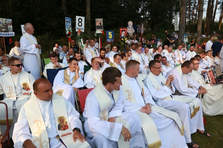 Trzebniów, Msza św. dla części A i B