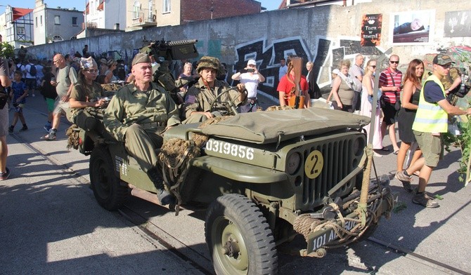 Inscenizacje są prawdziwą podróżą w czasie - zadbano o każdy szczegół, by wiernie odtworzyć realia frontu