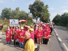 Pątnicy z Głowna na Górce Przeprośnej przed wejściem do Częstochowy