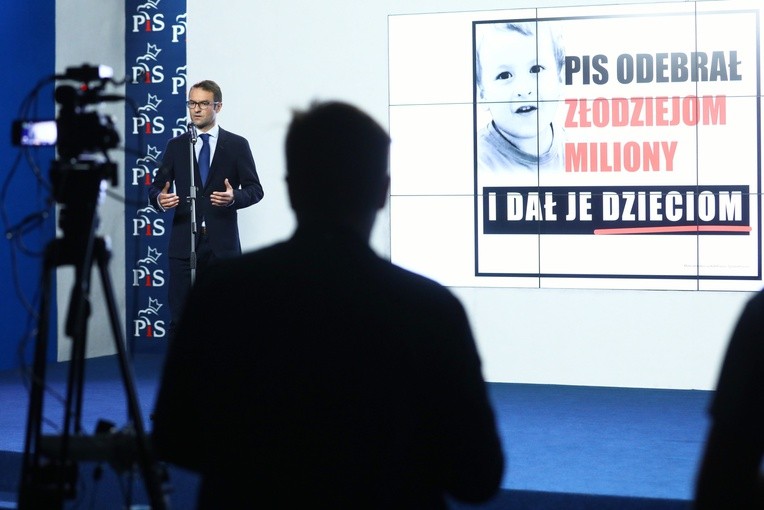 PiS odpowiada na akcję billboardową opozycji