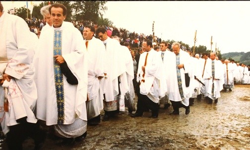 Kapłni podczas procesji