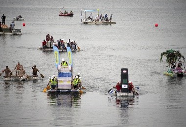 Pływanie na kartonach