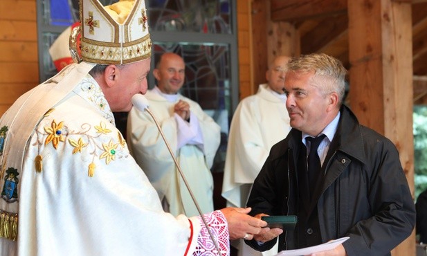 Bp Andrzej Jeż wręcza Grzegorzowi Brożkowi medal "Dei Regno Servire"