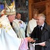 Bp Andrzej Jeż wręcza Grzegorzowi Brożkowi medal "Dei Regno Servire"