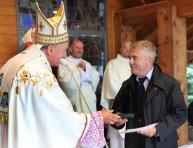 Bp Andrzej Jeż wręcza Grzegorzowi Brożkowi medal "Dei Regno Servire"