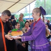 Bp Roman Pindel przyjmuje chleb z tegorocznych plonów z rąk młodych z zespołu "Ziemia Beskidzka"