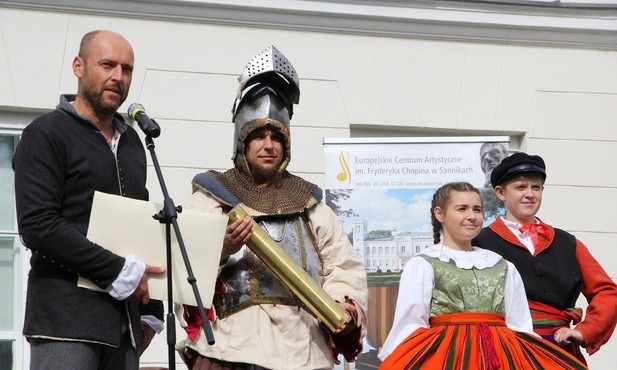 W kapsule czasu w formie tuby złożono dokumenty świadczące o historii Sannik i czasach współczesnych