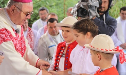 Dary ofiarne odbiera bp Tomáš Galis