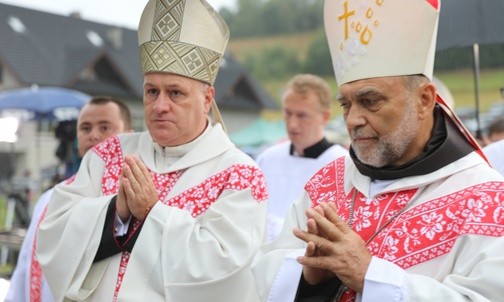 W modlitwie uczestniczyli m.in. bp Piotr Greger (z lewej) i bp Tadeusz Kusy